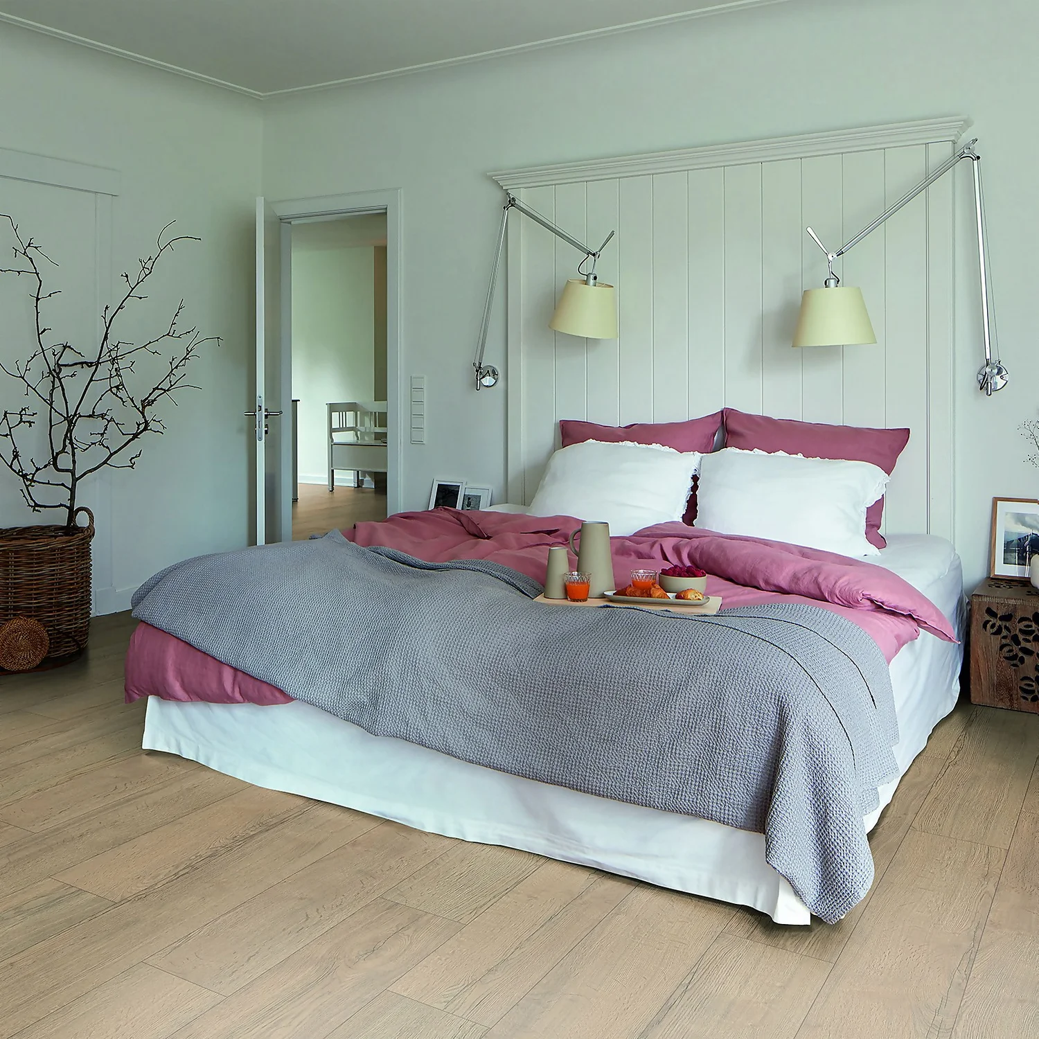EGGER HOME Natural Elva Oak 8mm Laminate Flooring
